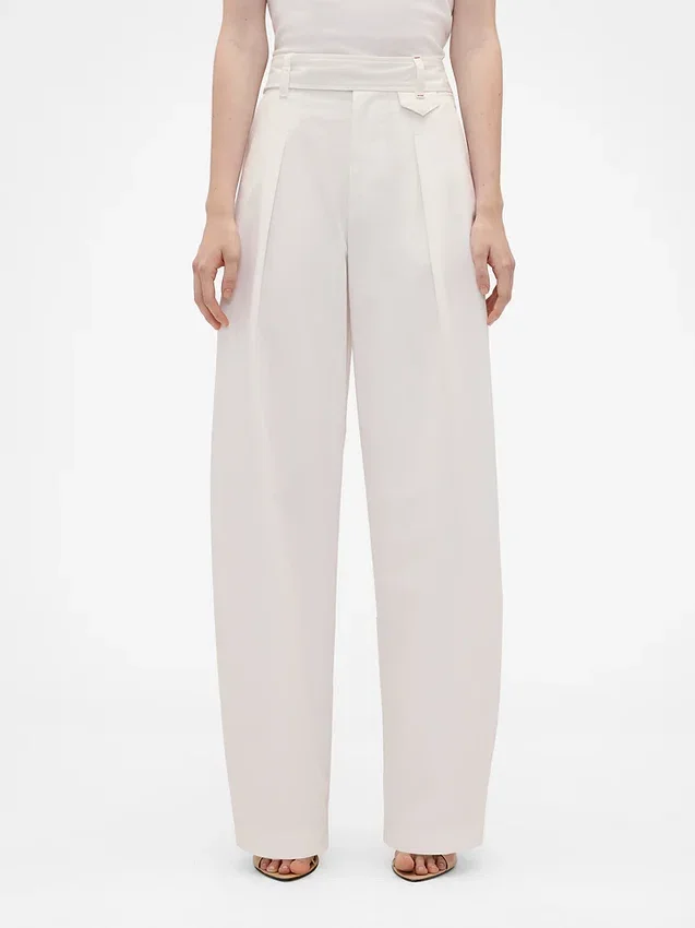 Pantalones plisados de talle alto con corte en arco de GAP × Victoria Beckham