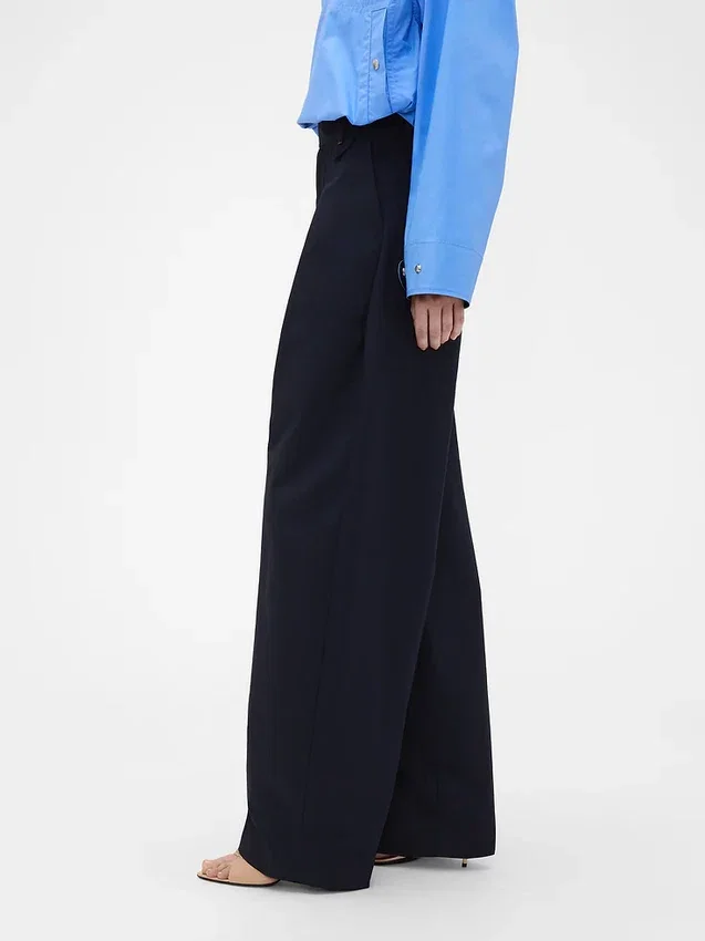 Pantalones plisados de talle alto con corte en arco de GAP × Victoria Beckham