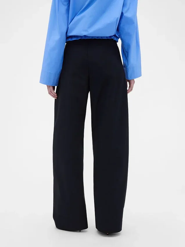 Pantalones plisados de talle alto con corte en arco de GAP × Victoria Beckham