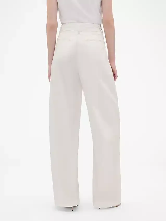 Pantalones plisados de talle alto con corte en arco de GAP × Victoria Beckham