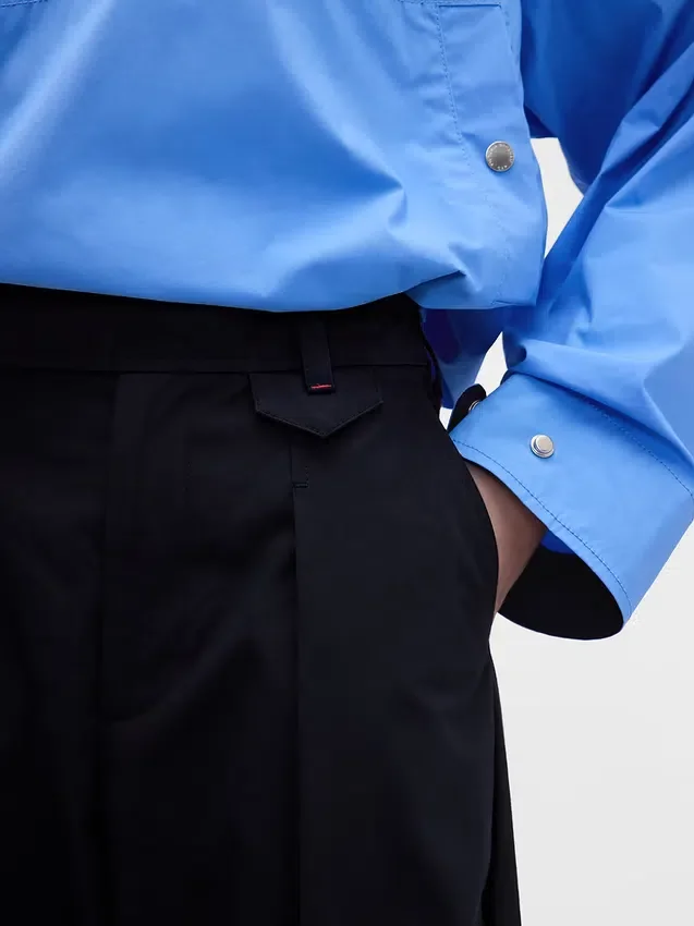 Pantalones plisados de talle alto con corte en arco de GAP × Victoria Beckham