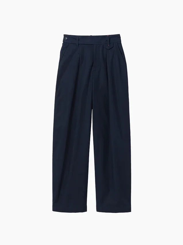 Pantalones plisados de talle alto con corte en arco de GAP × Victoria Beckham