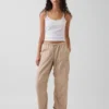 Pantalones utilitarios de sarga de talle medio con corte de barril