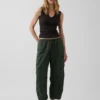 Pantalones utilitarios de sarga de talle medio con corte de barril