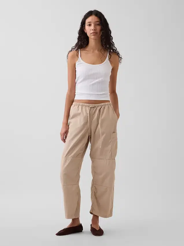 Pantalones utilitarios de sarga de talle medio con corte de barril