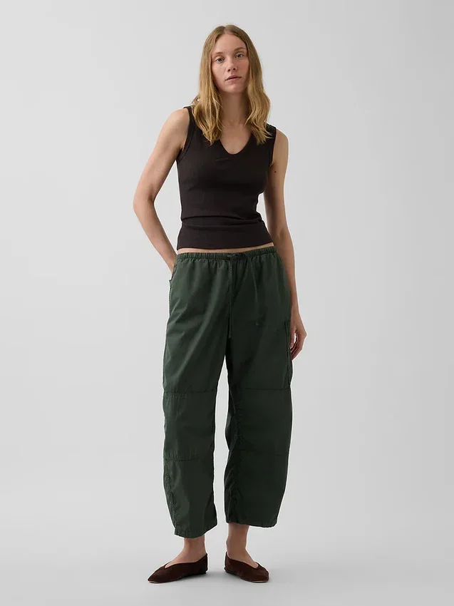 Pantalones utilitarios de sarga de talle medio con corte de barril