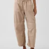 Pantalones utilitarios de sarga de talle medio con corte de barril