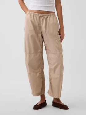 Pantalones utilitarios de sarga de talle medio con corte de barril
