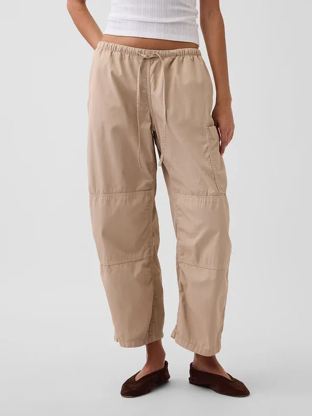 Pantalones utilitarios de sarga de talle medio con corte de barril