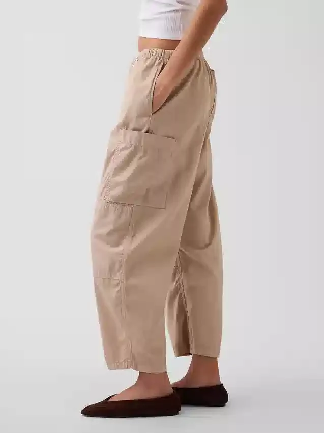 Pantalones utilitarios de sarga de talle medio con corte de barril
