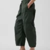 Pantalones utilitarios de sarga de talle medio con corte de barril