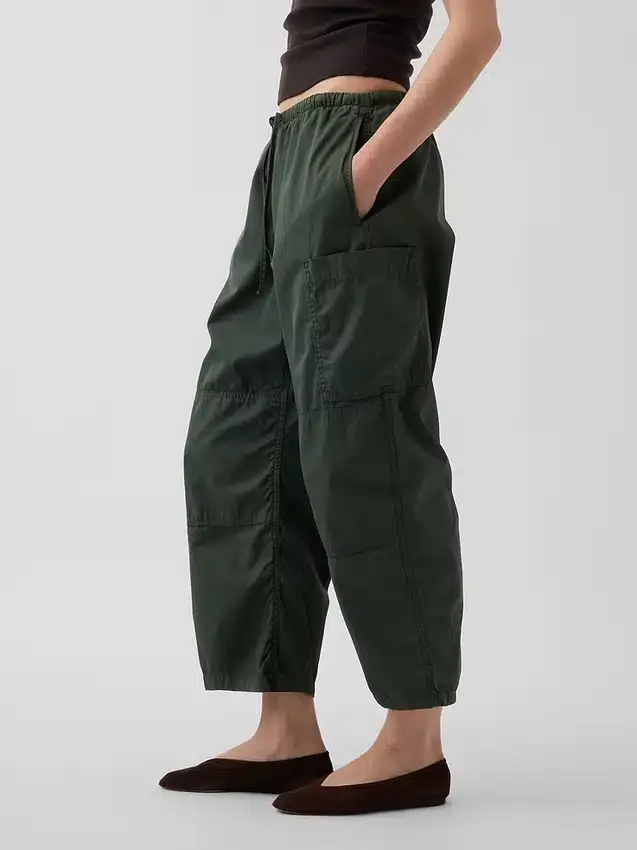 Pantalones utilitarios de sarga de talle medio con corte de barril
