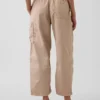 Pantalones utilitarios de sarga de talle medio con corte de barril