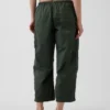 Pantalones utilitarios de sarga de talle medio con corte de barril