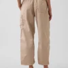 Pantalones utilitarios de sarga de talle medio con corte de barril