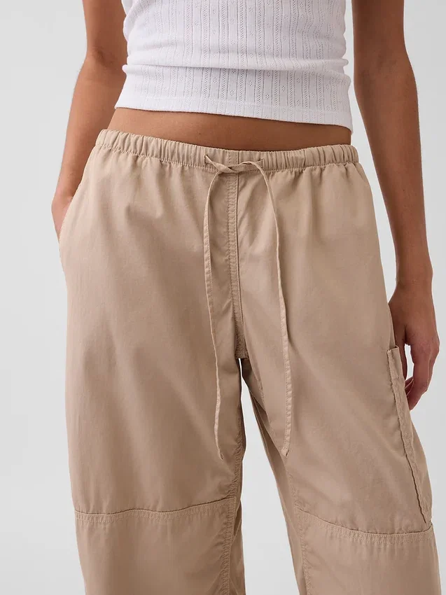 Pantalones utilitarios de sarga de talle medio con corte de barril