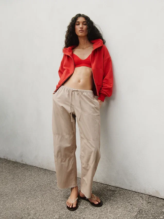 Pantalones utilitarios de sarga de talle medio con corte de barril