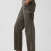 Pantalones utilitarios de talle medio hasta el tobillo