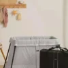 Paquete de cuna de viaje Babybjorn Light y sábana ajustable
