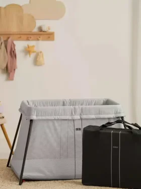 Paquete de cuna de viaje Babybjorn Light y sábana ajustable