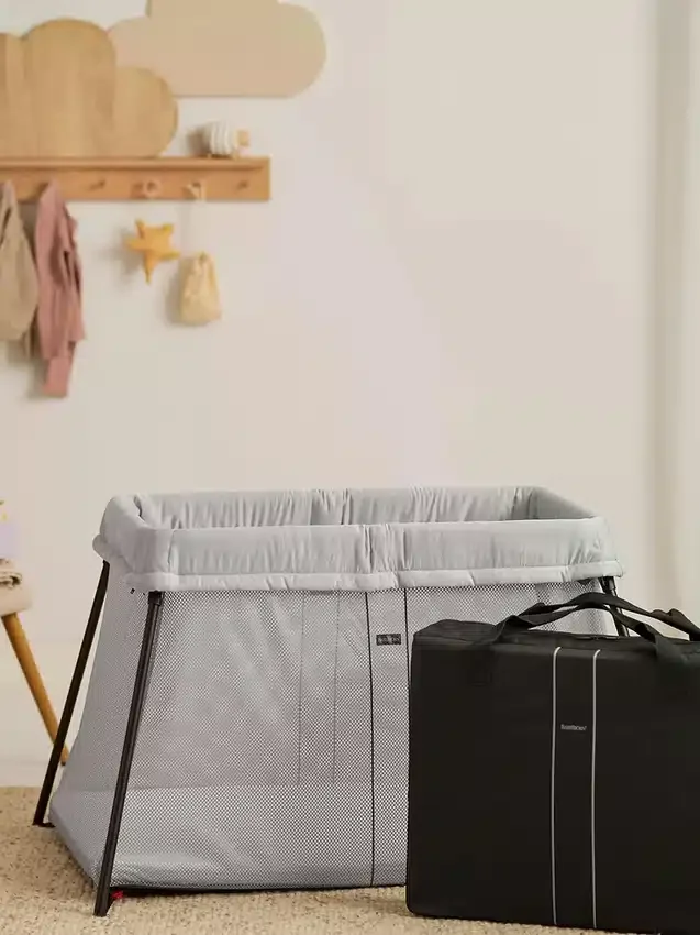 Paquete de cuna de viaje Babybjorn Light y sábana ajustable