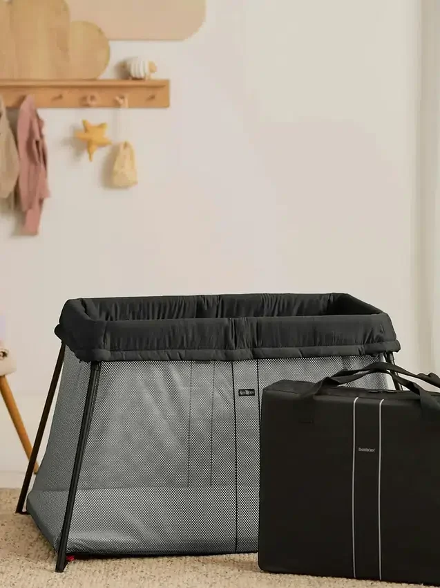 Paquete de cuna de viaje Babybjorn Light y sábana ajustable