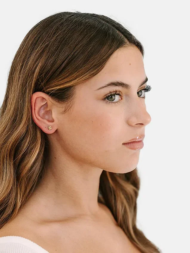 Pendientes con cierre de rosca «Tiny Classic Flower» de Pierced Co