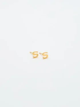 Pendientes con iniciales de oro de Admiral Row
