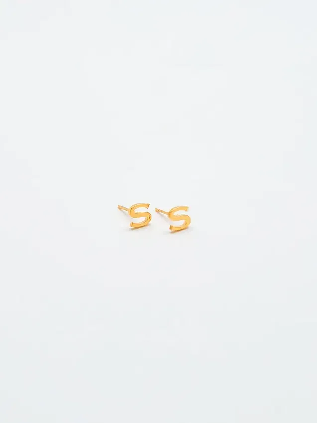 Pendientes con iniciales de oro de Admiral Row