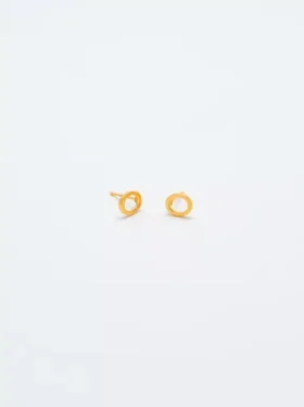 Pendientes con iniciales de oro de Admiral Row