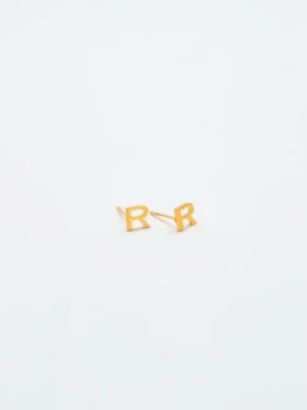 Pendientes con iniciales de oro de Admiral Row