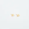 Pendientes con iniciales de oro de Admiral Row