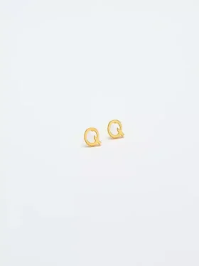 Pendientes con iniciales de oro de Admiral Row