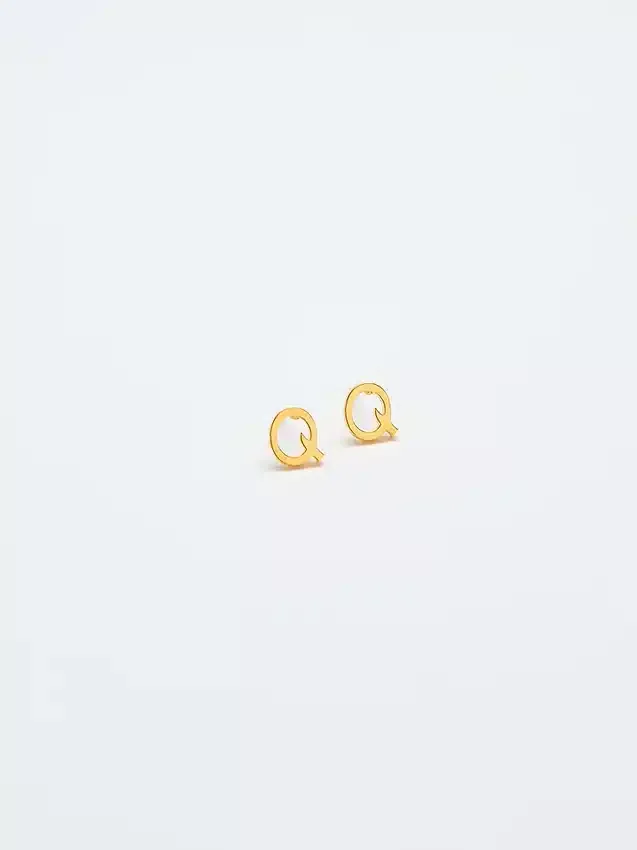 Pendientes con iniciales de oro de Admiral Row
