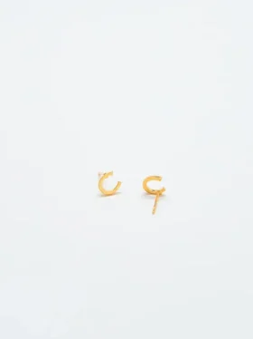 Pendientes con iniciales de oro de Admiral Row