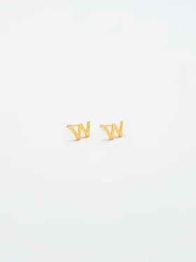 Pendientes con iniciales de oro de Admiral Row