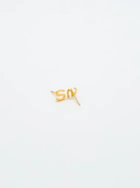Pendientes con iniciales de oro de Admiral Row