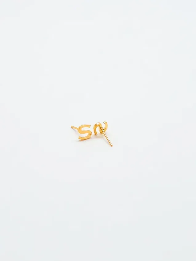 Pendientes con iniciales de oro de Admiral Row