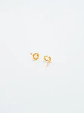 Pendientes con iniciales de oro de Admiral Row