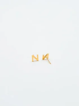 Pendientes con iniciales de oro de Admiral Row