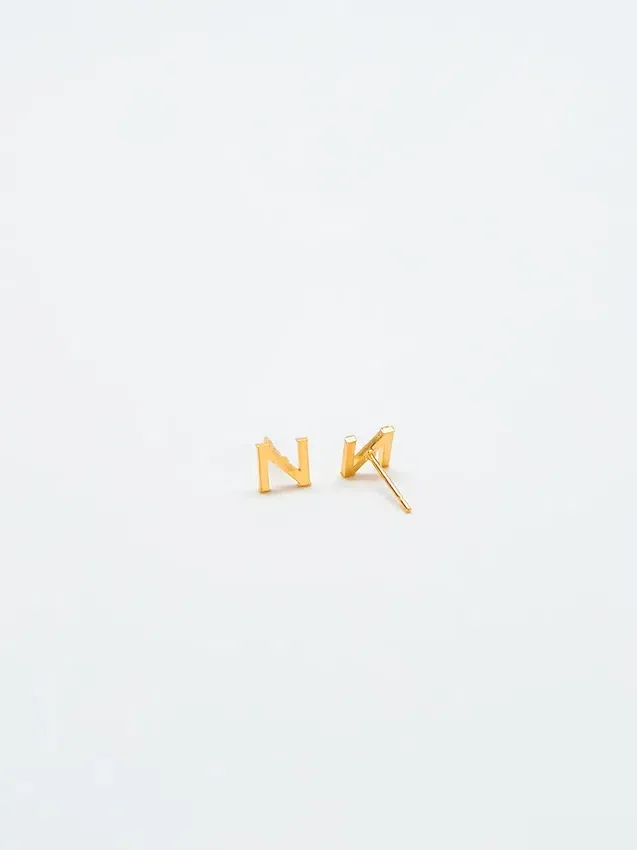 Pendientes con iniciales de oro de Admiral Row