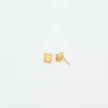 Pendientes con iniciales de oro de Admiral Row