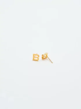 Pendientes con iniciales de oro de Admiral Row
