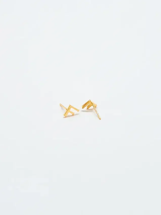 Pendientes con iniciales de oro de Admiral Row