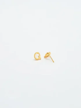 Pendientes con iniciales de oro de Admiral Row