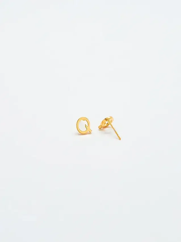 Pendientes con iniciales de oro de Admiral Row