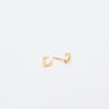 Pendientes con iniciales de oro de Admiral Row