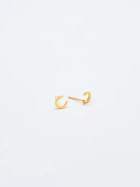 Pendientes con iniciales de oro de Admiral Row