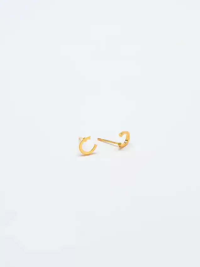 Pendientes con iniciales de oro de Admiral Row
