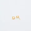 Pendientes con iniciales de oro de Admiral Row